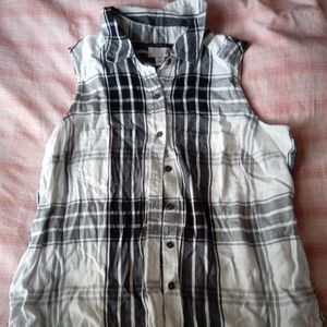 Paid Sleeveless Button Up